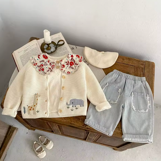 Strickjacke mit Tierstickerei 